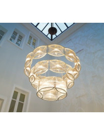 Stilio chandelier 3 tier Licht im Raum gold color side view